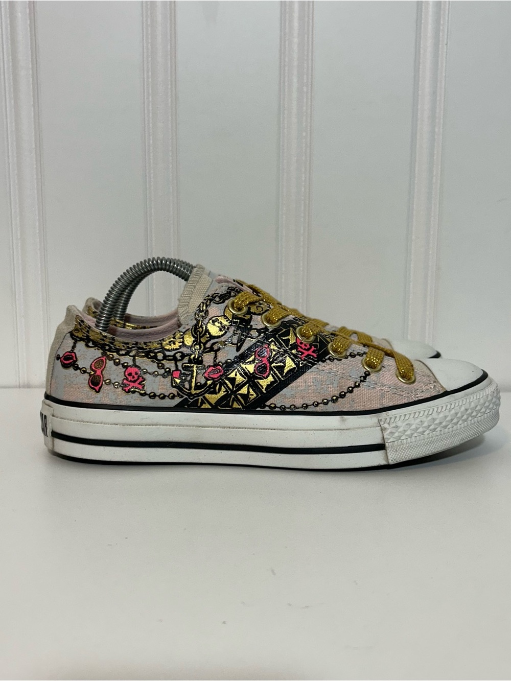 Converse ctas low Embellished Low-Top Canvas Sneaker in Pink, Gold & Black skull